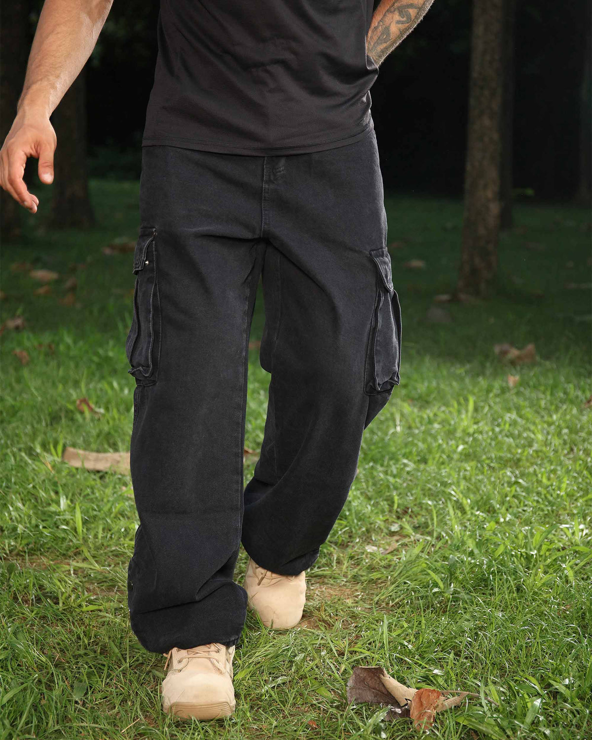 Logeqi Black Baggy Jeans with Ample Side Pockets