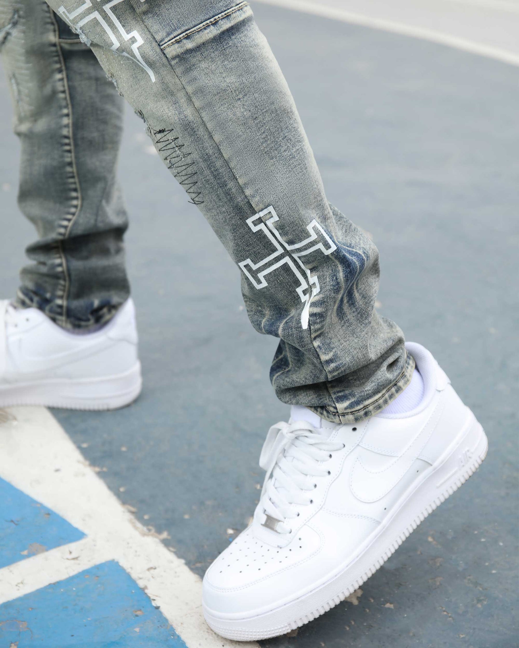 Blue Straight Leg Ripped Jeans with Graphic Print and Personalized Skull Emblem