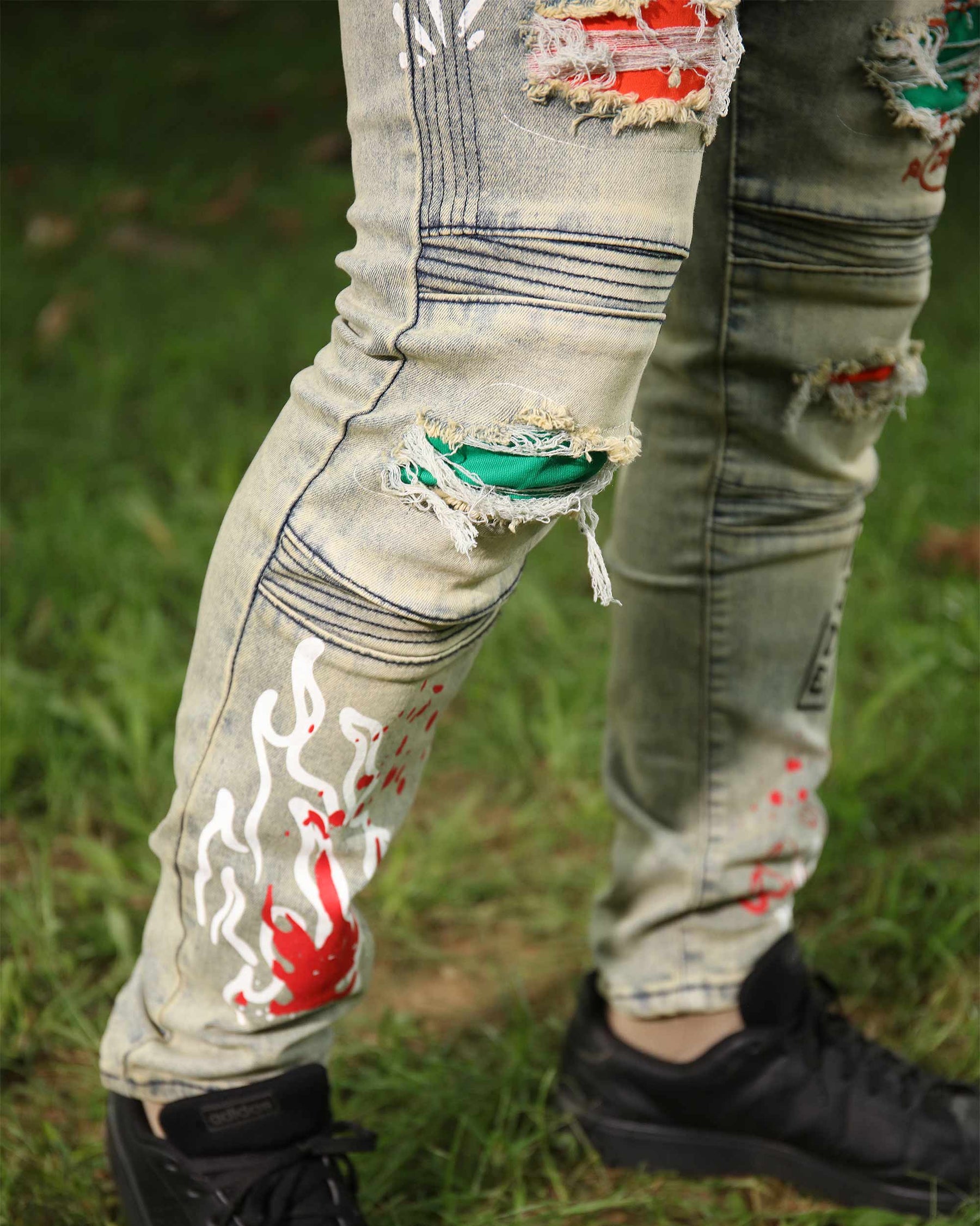 Hip-Hop Style Distressed Ripped Blue Jeans with Graffiti Style