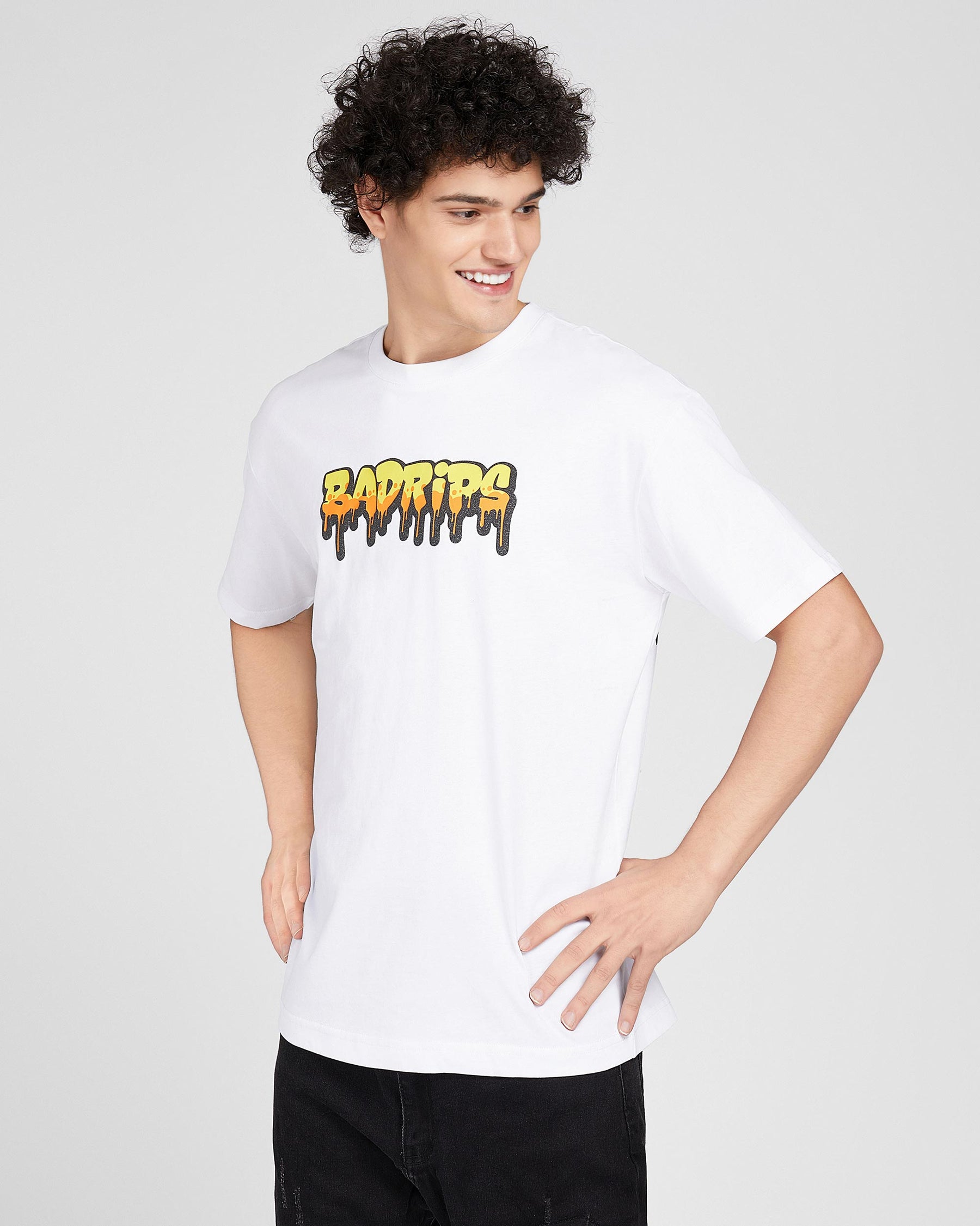 Camiseta con grafiti y letras de moda hip-hop 