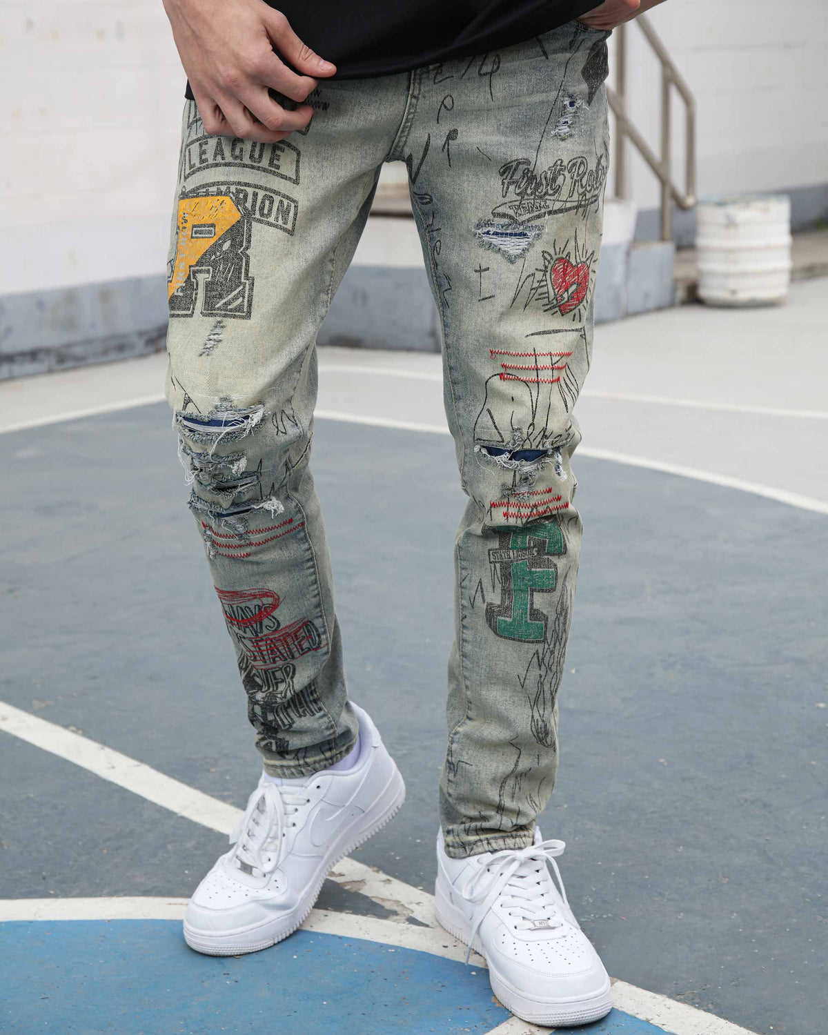 Detailing Graffiti Ripped Blue Washed Jeans