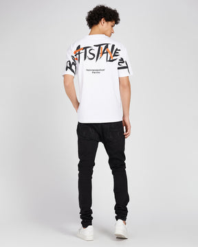 Camiseta con estampado de letras de graffiti artístico 