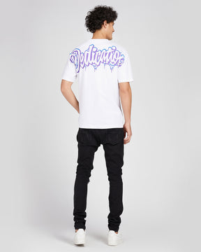 Camiseta con grafiti y letras llamativas 