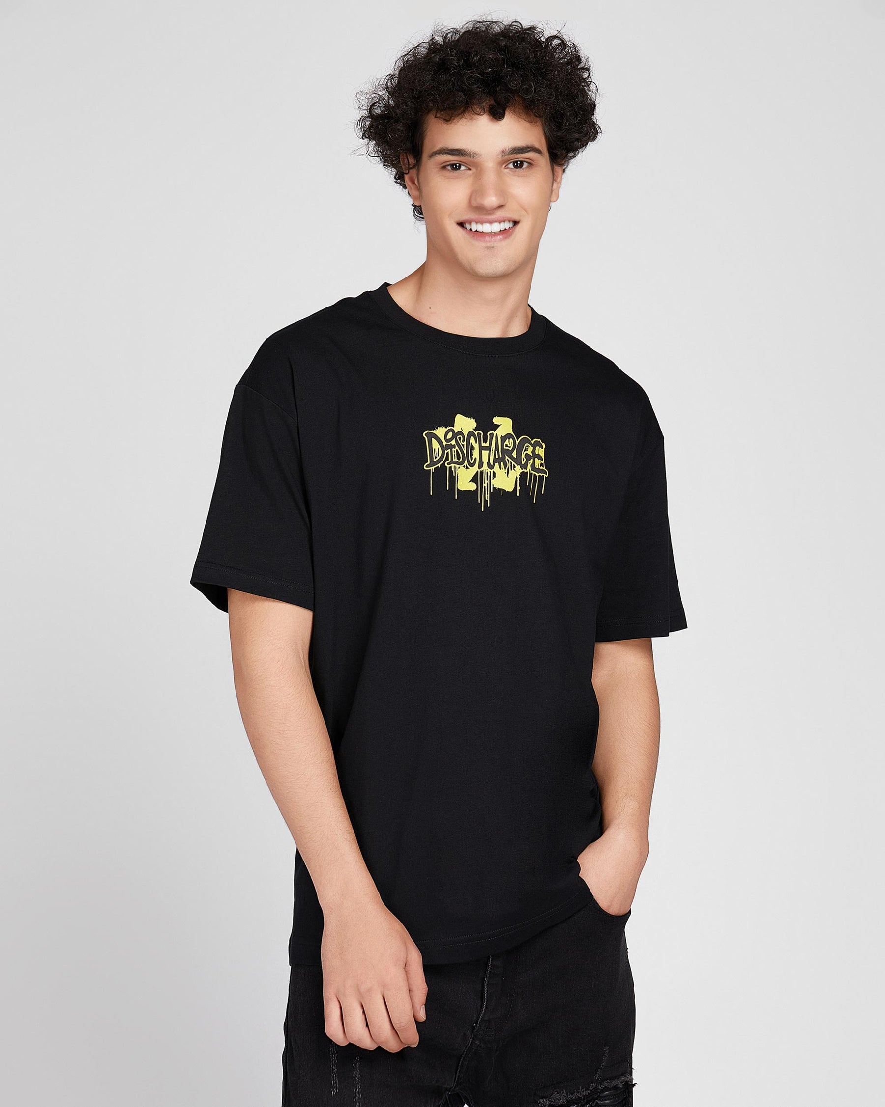 Camiseta con estampado de grafiti que marca tendencia 