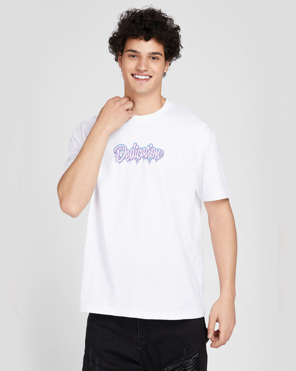 Camiseta con grafiti y letras llamativas 