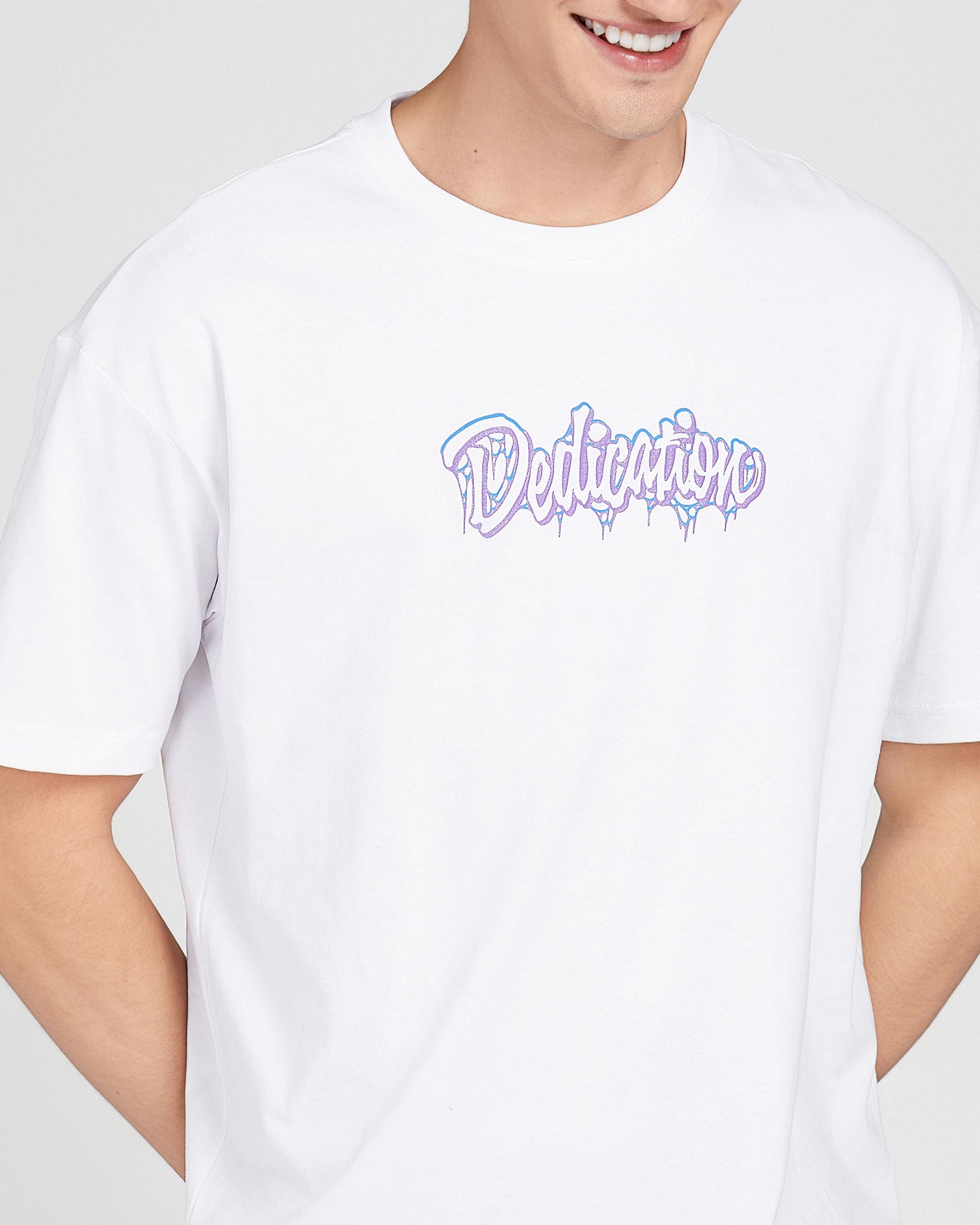 Camiseta con grafiti y letras llamativas 