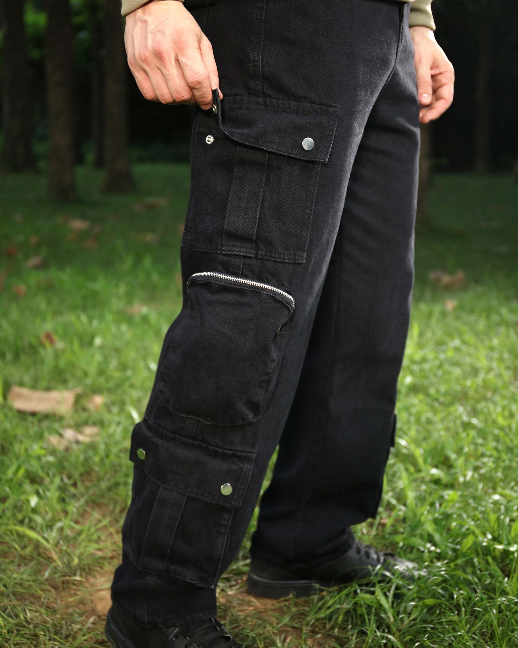 Logeqi Black Baggy Jeans with Zip and Cargo Pockets