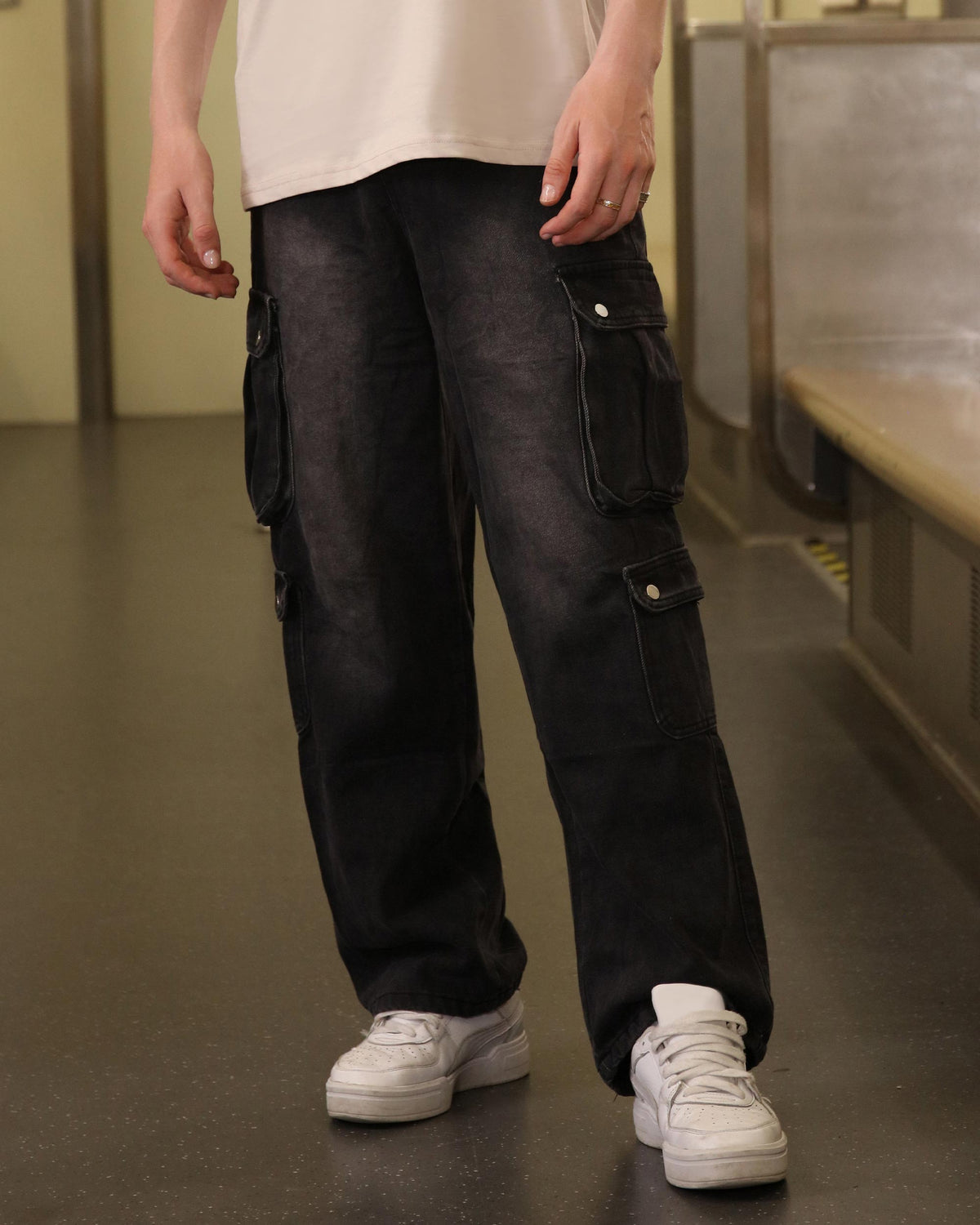 Logeqi Essential Baggy Jeans: Black with Multiple Side Pockets