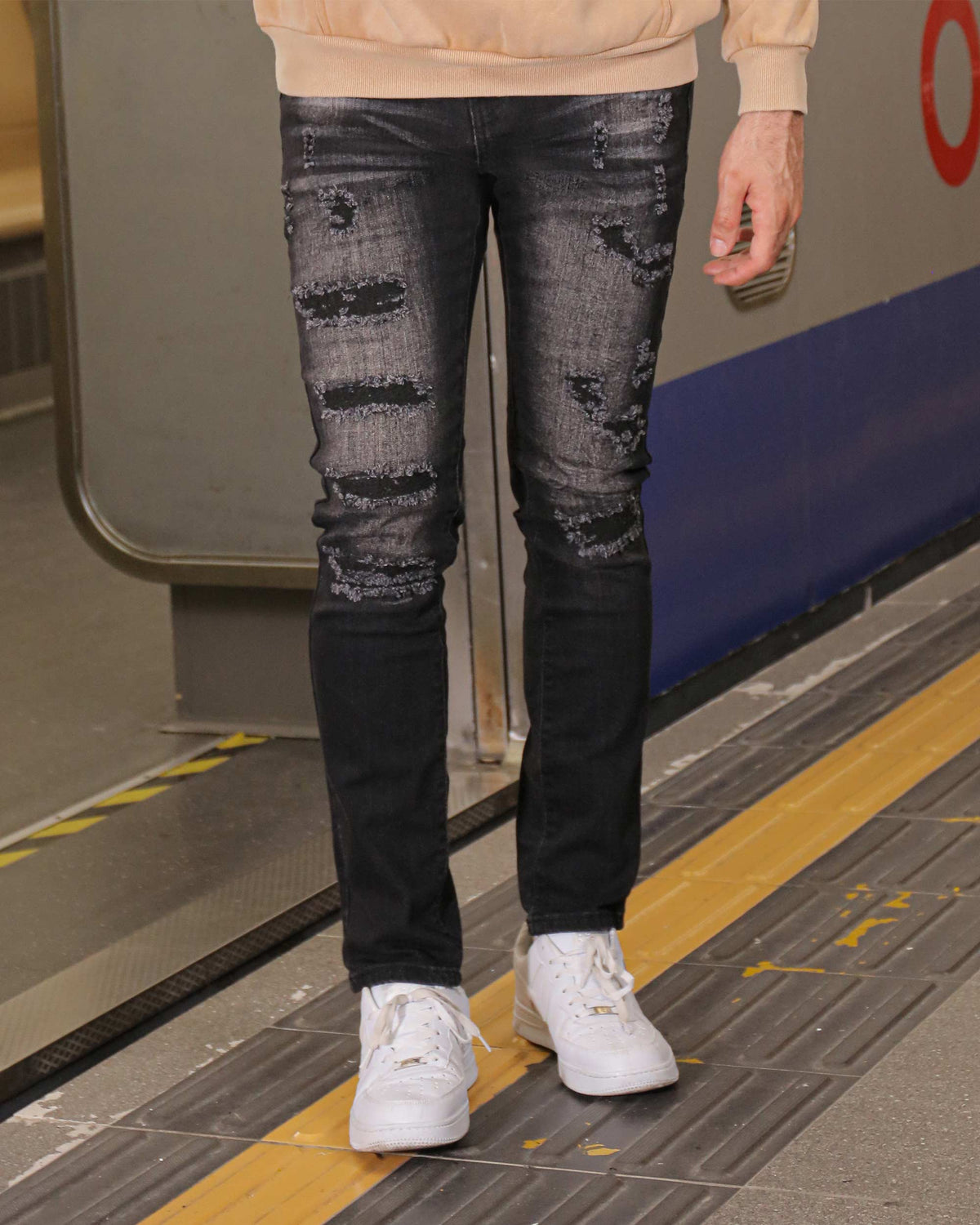 LOGEQI Distressed Black Ripped Jeans with Streetwear Appeal