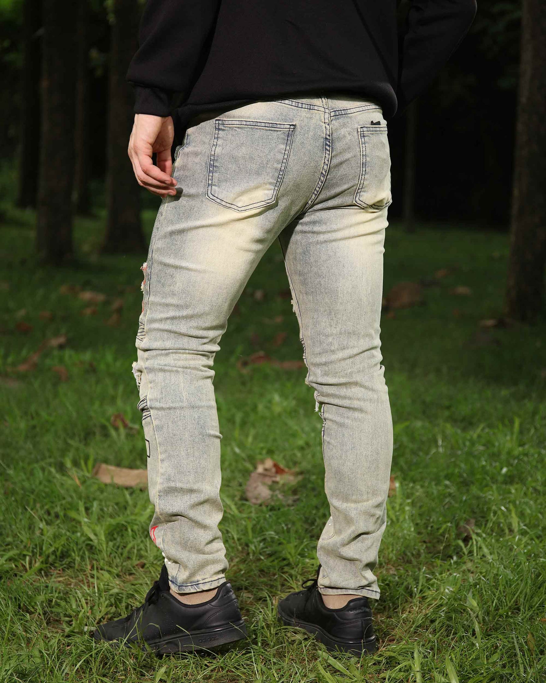 Hip-Hop Style Distressed Ripped Blue Jeans with Graffiti Style