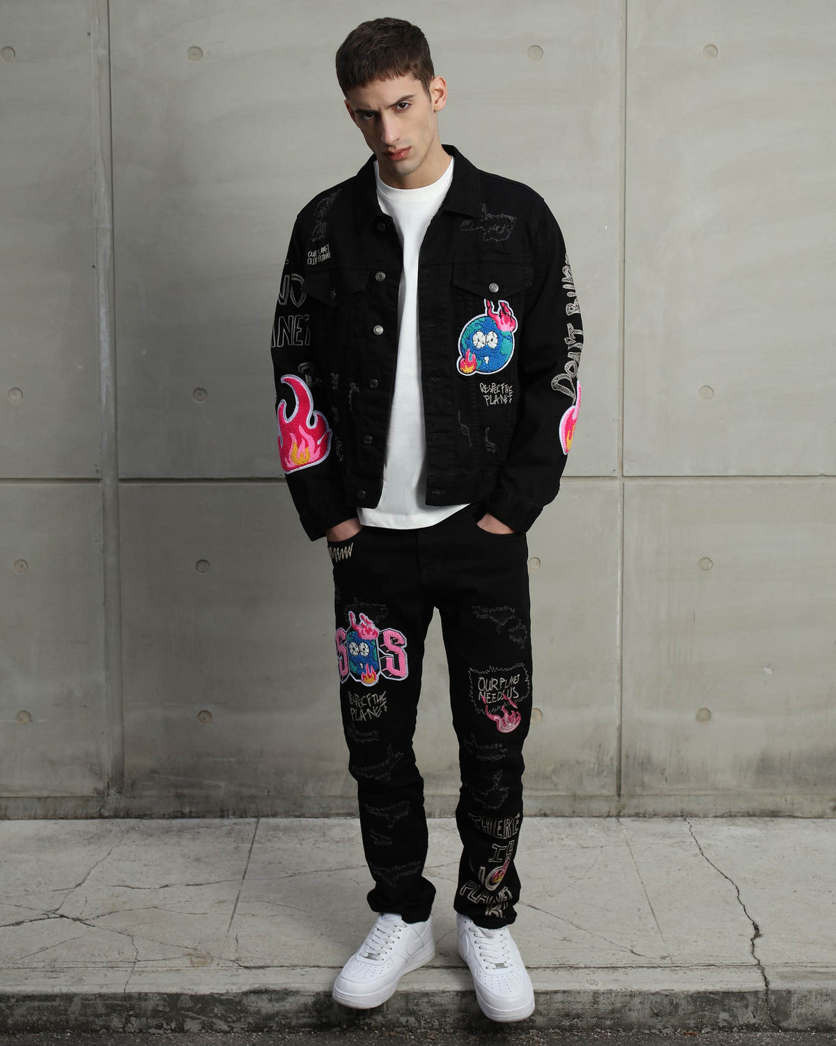 Vaqueros rasgados con patchwork de streetwear negros